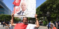 A Tunis, l’étrange face-à-face entre adversaires et partisans du président Kaïs Saïed