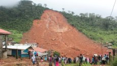 Sierra Leone : des sauveteurs s'activent dans les décombres d'un immeuble effondré