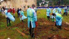 La Centrafrique exhume les corps enterrés à l’église évangélique de Bangui à la hâte, pendant la crise de 2013