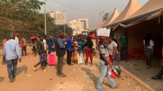 Cameroun : des ventes promotionnelles attirent des familles à Yaoundé