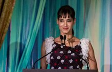 Gala L’Alliance New York 2024 : le Trophée des Arts brille entre les mains de Sofia Boutella