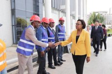 Paulette Missambo sur le chantier de réhabilitation du chantier du Sénat